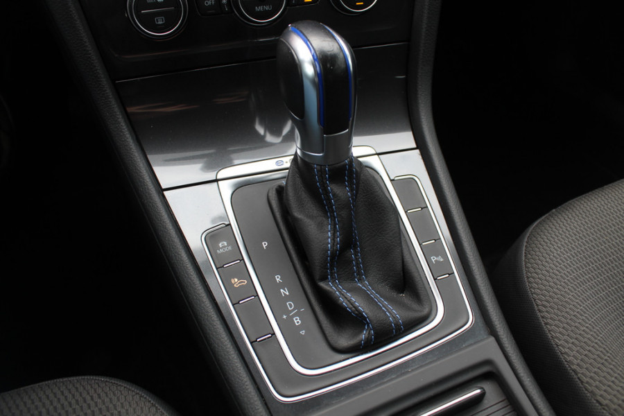 Volkswagen e-Golf E-DITION / SoH 92.9% / CarPlay / Virtual Cockpit / Warmtepomp / 17'' / Parkeerhulp V+A / Stoelverwarming / DAB / ACC Volkswagen e-Golf E-DITION / SoH 92.9% / CarPlay / Virtual Cockpit / Warmtepomp / 17'' / Parkeerhulp V+A / Stoelverwarming / DAB / ACC