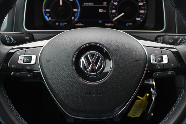Volkswagen e-Golf E-DITION / SoH 92.9% / CarPlay / Virtual Cockpit / Warmtepomp / 17'' / Parkeerhulp V+A / Stoelverwarming / DAB / ACC Volkswagen e-Golf E-DITION / SoH 92.9% / CarPlay / Virtual Cockpit / Warmtepomp / 17'' / Parkeerhulp V+A / Stoelverwarming / DAB / ACC