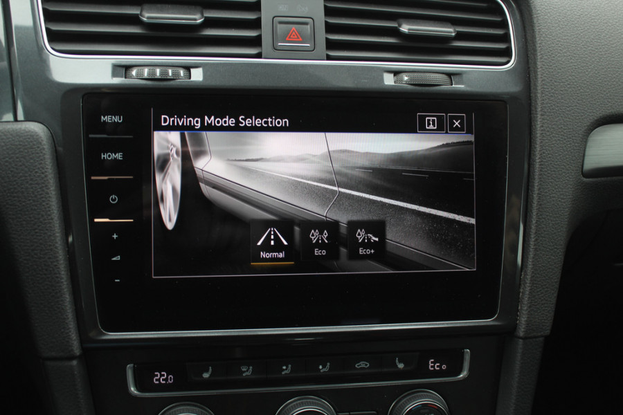 Volkswagen e-Golf E-DITION / SoH 92.9% / CarPlay / Virtual Cockpit / Warmtepomp / 17'' / Parkeerhulp V+A / Stoelverwarming / DAB / ACC Volkswagen e-Golf E-DITION / SoH 92.9% / CarPlay / Virtual Cockpit / Warmtepomp / 17'' / Parkeerhulp V+A / Stoelverwarming / DAB / ACC