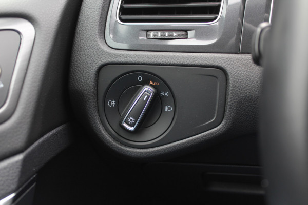 Volkswagen e-Golf E-DITION / SoH 92.9% / CarPlay / Virtual Cockpit / Warmtepomp / 17'' / Parkeerhulp V+A / Stoelverwarming / DAB / ACC Volkswagen e-Golf E-DITION / SoH 92.9% / CarPlay / Virtual Cockpit / Warmtepomp / 17'' / Parkeerhulp V+A / Stoelverwarming / DAB / ACC