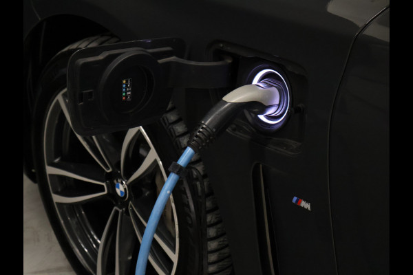 BMW 7 Serie 745e High Executive M Sport [SCHUIFKANTELDAK, HARMAN/KARDON, APPLE CARPLAY, ANDROID, ELEKTRISCH VERSTELBARE STOELEN V+A, STOELMASSAGE V+A, LUCHTVERING, 360 CAMERA, HEAD-UP, STUURVERWARMING, STOELVERKOELING, STOELVERWARM BMW 7 Serie 745e High Executive M Sport [SCHUIFKANTELDAK, HARMAN/KARDON, APPLE CARPLAY, ANDROID, ELEKTRISCH VERSTELBARE STOELEN V+A, STOELMASSAGE V+A, LUCHTVERING, 360 CAMERA, HEAD-UP, STUURVERWARMING, STOELVERKOELING, STOELVERWARM
