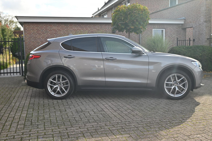 Alfa Romeo Stelvio 2.0 T AWD Super First Edition 280 PK Leder Camera Keyless Stoel/Stuurverw. Elek Klep 20'' Alfa Romeo Stelvio 2.0 T AWD Super First Edition 280 PK Leder Camera Keyless Stoel/Stuurverw. Elek Klep 20''