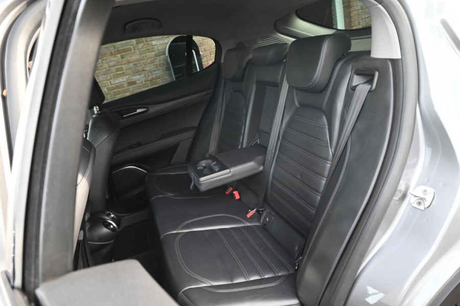 Alfa Romeo Stelvio 2.0 T AWD Super First Edition 280 PK Leder Camera Keyless Stoel/Stuurverw. Elek Klep 20'' Alfa Romeo Stelvio 2.0 T AWD Super First Edition 280 PK Leder Camera Keyless Stoel/Stuurverw. Elek Klep 20''