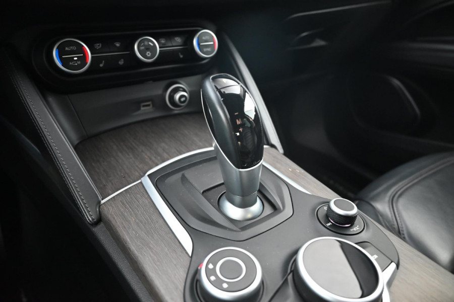 Alfa Romeo Stelvio 2.0 T AWD Super First Edition 280 PK Leder Camera Keyless Stoel/Stuurverw. Elek Klep 20'' Alfa Romeo Stelvio 2.0 T AWD Super First Edition 280 PK Leder Camera Keyless Stoel/Stuurverw. Elek Klep 20''