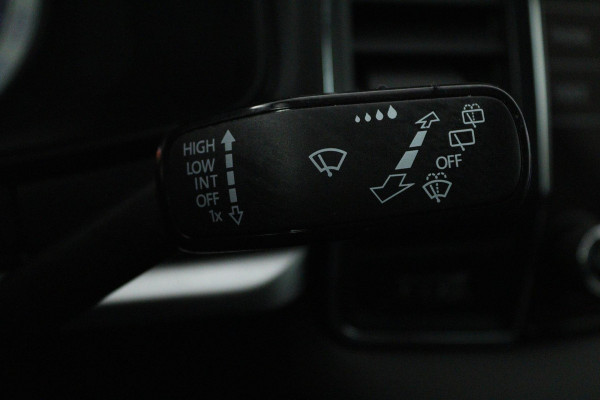 Škoda Karoq 1.5 TSI ACT Business Edition (TREKHAAK, STOELVERVARMING, ACHTERUITIJCAMERA, SFEERVERLICHTING, , NAVIGATIE, CAMERA)