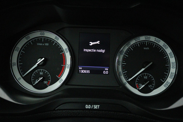 Škoda Karoq 1.5 TSI ACT Business Edition (TREKHAAK, STOELVERVARMING, ACHTERUITIJCAMERA, SFEERVERLICHTING, , NAVIGATIE, CAMERA)