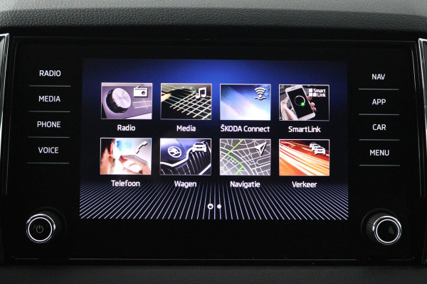 Škoda Karoq 1.5 TSI ACT Business Edition (TREKHAAK, STOELVERVARMING, ACHTERUITIJCAMERA, SFEERVERLICHTING, , NAVIGATIE, CAMERA)