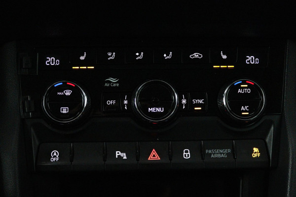 Škoda Karoq 1.5 TSI ACT Business Edition (TREKHAAK, STOELVERVARMING, ACHTERUITIJCAMERA, SFEERVERLICHTING, , NAVIGATIE, CAMERA)