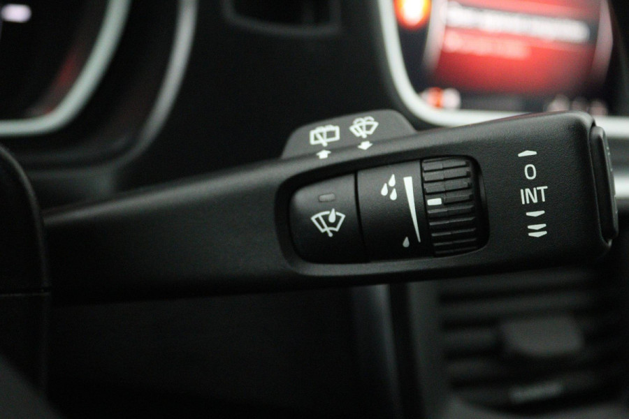 Volvo V40 1.5 T2 Nordic+ (TREKHAAK, AUTOMAAT, STOELVERWARMING, NAVIGATIE, CRUISE CONTROL, PARKEERSENSOREN) Volvo V40 1.5 T2 Nordic+ (TREKHAAK, AUTOMAAT, STOELVERWARMING, NAVIGATIE, CRUISE CONTROL, PARKEERSENSOREN)