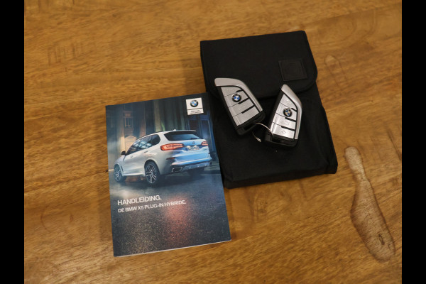 BMW X5 xDrive45e High Executive [SCHUIFKANTELDAK, TREKHAAK INKLAPBAAR, MEMORY SEATS, HARMAN/KARDON, APPLE CARPLAY, ANDROID, 360 CAMERA, HEAD-UP, STUURVERWARMING, STOELVERWARMING, ADAPTIVE CRUISE, VOL LEDER, NIEUWSTAAT]