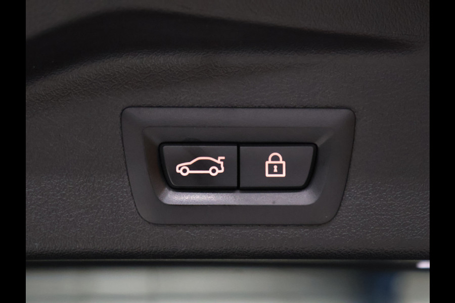 BMW X5 xDrive45e High Executive [SCHUIFKANTELDAK, TREKHAAK INKLAPBAAR, MEMORY SEATS, HARMAN/KARDON, APPLE CARPLAY, ANDROID, 360 CAMERA, HEAD-UP, STUURVERWARMING, STOELVERWARMING, ADAPTIVE CRUISE, VOL LEDER, NIEUWSTAAT]