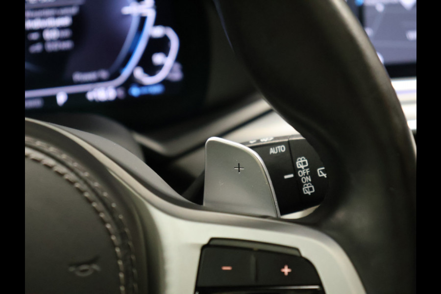 BMW X5 xDrive45e High Executive [SCHUIFKANTELDAK, TREKHAAK INKLAPBAAR, MEMORY SEATS, HARMAN/KARDON, APPLE CARPLAY, ANDROID, 360 CAMERA, HEAD-UP, STUURVERWARMING, STOELVERWARMING, ADAPTIVE CRUISE, VOL LEDER, NIEUWSTAAT]