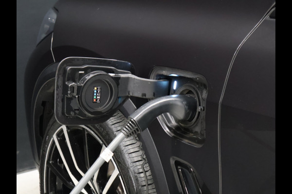 BMW X5 xDrive45e High Executive [SCHUIFKANTELDAK, TREKHAAK INKLAPBAAR, MEMORY SEATS, HARMAN/KARDON, APPLE CARPLAY, ANDROID, 360 CAMERA, HEAD-UP, STUURVERWARMING, STOELVERWARMING, ADAPTIVE CRUISE, VOL LEDER, NIEUWSTAAT]