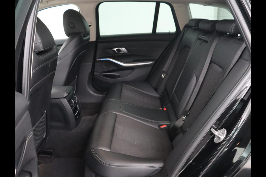 BMW 3-serie 330e Sport Line | Adaptive cruise | Stoelverwarming | Sportstoelen | Carplay | Sfeerverlichting | Live Cockpit | Navigatie | Half leder | DAB | Climate control | PHEV | Plug In BMW 3-serie 330e Sport Line | Adaptive cruise | Stoelverwarming | Sportstoelen | Carplay | Sfeerverlichting | Live Cockpit | Navigatie | Half leder | DAB | Climate control | PHEV | Plug In