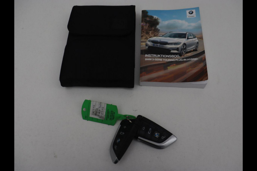 BMW 3-serie 330e Sport Line | Adaptive cruise | Stoelverwarming | Sportstoelen | Carplay | Sfeerverlichting | Live Cockpit | Navigatie | Half leder | DAB | Climate control | PHEV | Plug In BMW 3-serie 330e Sport Line | Adaptive cruise | Stoelverwarming | Sportstoelen | Carplay | Sfeerverlichting | Live Cockpit | Navigatie | Half leder | DAB | Climate control | PHEV | Plug In