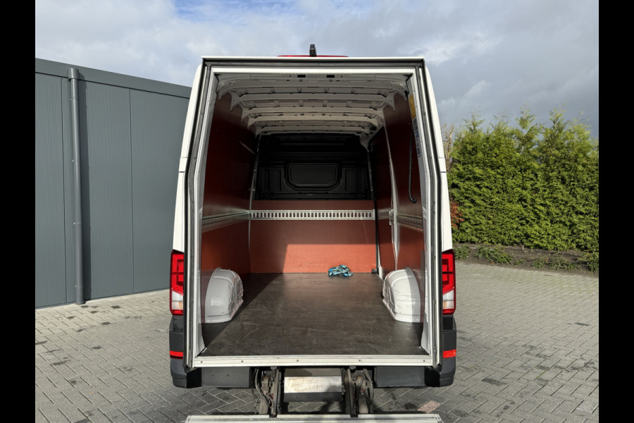 Volkswagen Crafter 35 2.0 TDI HIGHLINE+ / L3H3 / 750 KG DHOLLANDIA HYDR. LAADKLEP / AIRCO / CRUISE / NAVI / CAMERA / CARPLAY Volkswagen Crafter 35 2.0 TDI HIGHLINE+ / L3H3 / 750 KG DHOLLANDIA HYDR. LAADKLEP / AIRCO / CRUISE / NAVI / CAMERA / CARPLAY