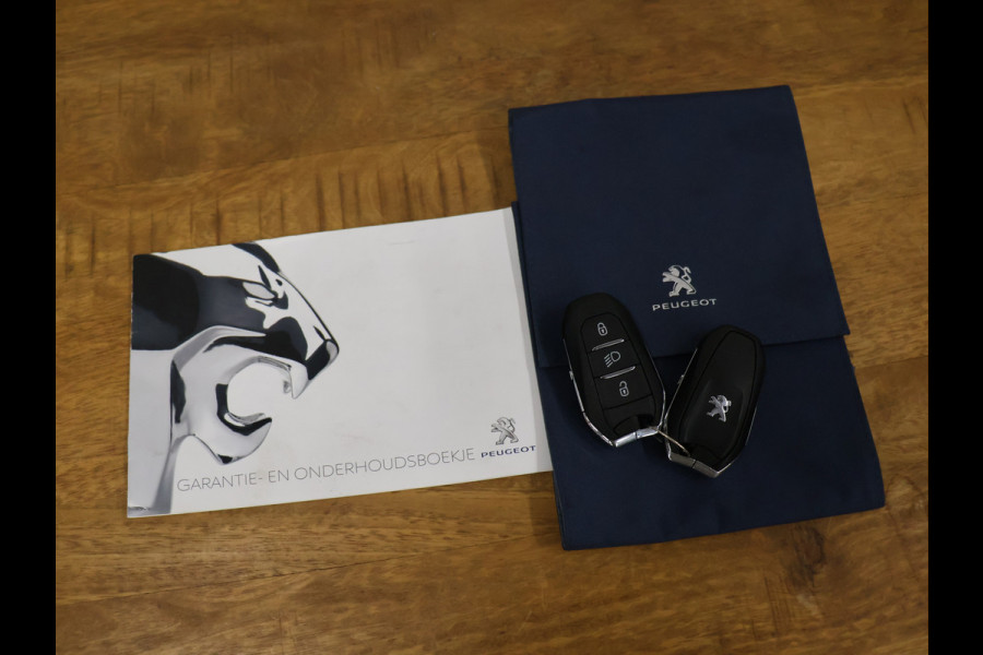 Peugeot 208 1.2 PureTech Blue Lease Allure [APPLE CARPLAY, ANDROID, CAMERA, 3D-COCKPIT, LEDVERLICHTING, HALF LEDER, CRUISE, CLIMATE, NIEUWSTAAT]