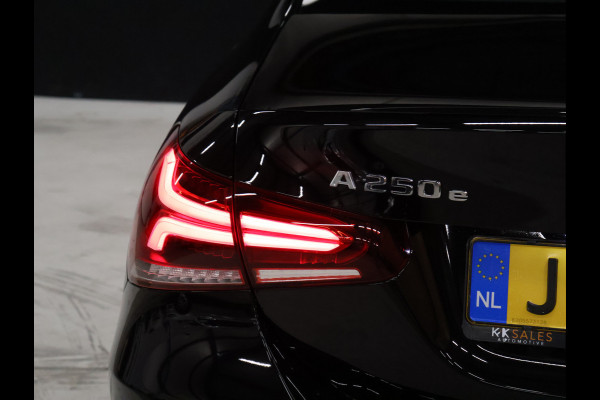 Mercedes-Benz A-Klasse 250 e Business Solution Luxury Limited [SFEERVERLICHTING, CAMERA, VOL LEDER, PDC V+A, STOELVERWARMING, BLUETOOTH, CRUISE, CLIMATE, NIEUWSTAAT]