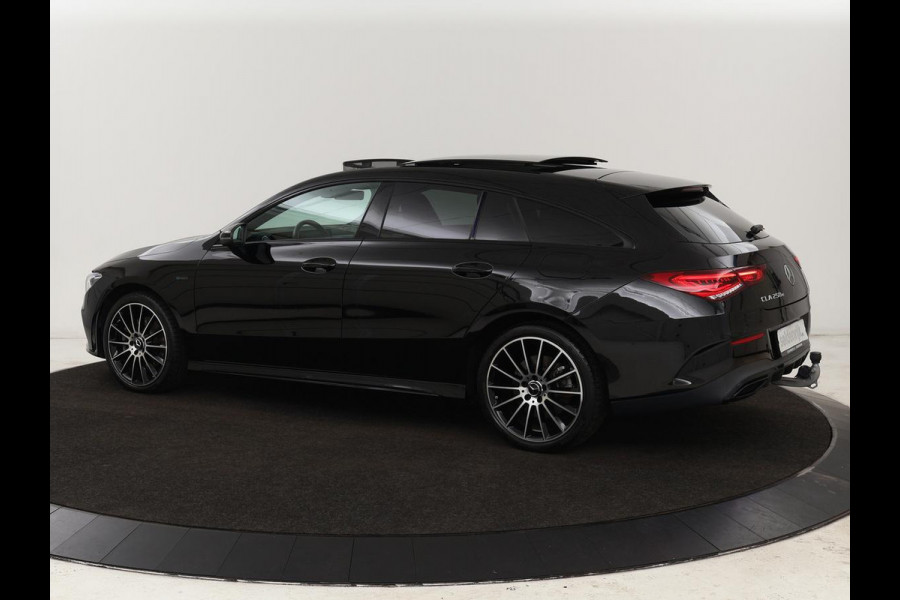 Mercedes-Benz CLA-Klasse Shooting Brake 250e AMG Night | Panoramadak | Adaptive cruise | Head-Up | Carplay | Stoelverwarming | Trekhaak | Leder/Alcantara | Widescreen | Full LED