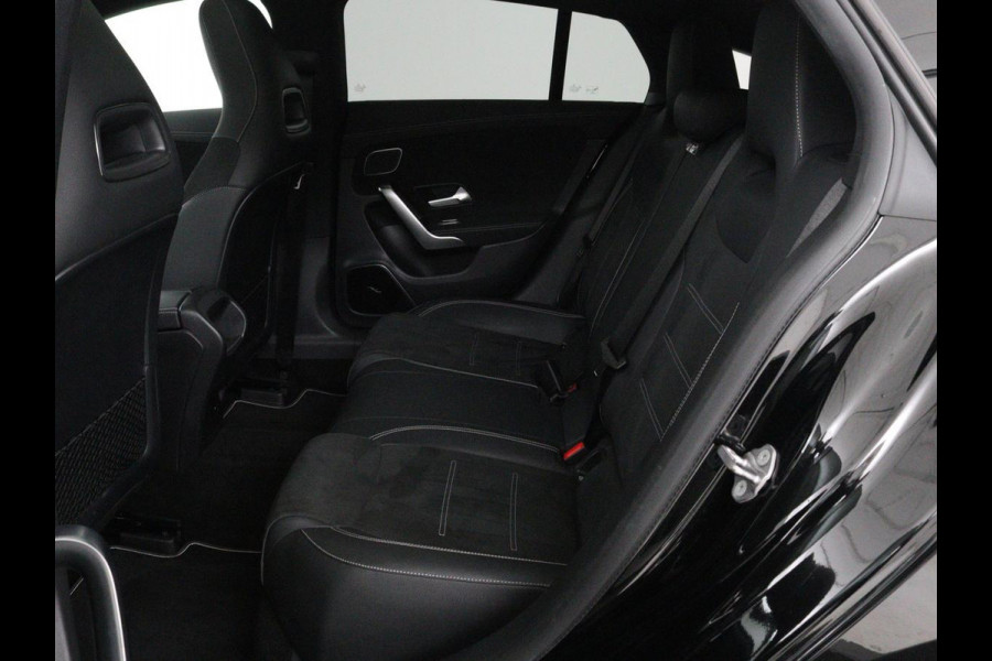 Mercedes-Benz CLA-Klasse Shooting Brake 250e AMG Night | Panoramadak | Adaptive cruise | Head-Up | Carplay | Stoelverwarming | Trekhaak | Leder/Alcantara | Widescreen | Full LED