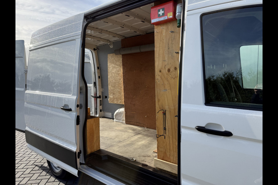 Volkswagen Crafter 2.0 TDI 140 PK / L3H3 / 1e EIG. / 3 TONS TREKHAAK / 3-ZITS / AIRCO / CRUISE / NAVI / 3000 KG AHG