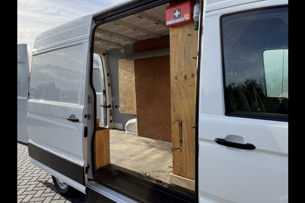 Volkswagen Crafter 2.0 TDI 140 PK / L3H3 / 1e EIG. / 3 TONS TREKHAAK / 3-ZITS / AIRCO / CRUISE / NAVI / 3000 KG AHG