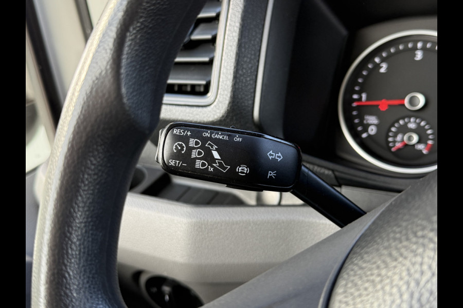 Volkswagen Crafter 2.0 TDI 140 PK / L3H3 / 1e EIG. / 3 TONS TREKHAAK / 3-ZITS / AIRCO / CRUISE / NAVI / 3000 KG AHG