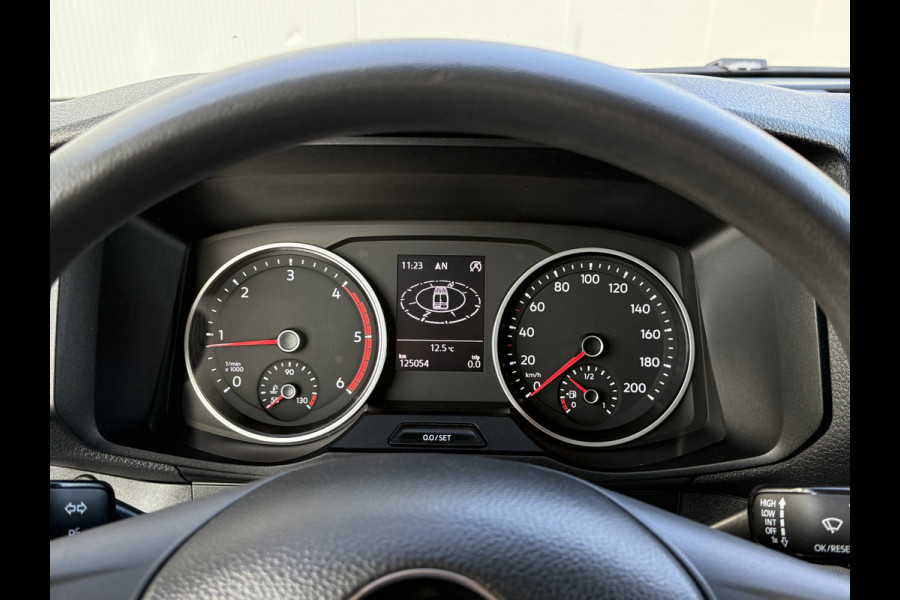 Volkswagen Crafter 2.0 TDI 140 PK / L3H3 / 1e EIG. / 3 TONS TREKHAAK / 3-ZITS / AIRCO / CRUISE / NAVI / 3000 KG AHG