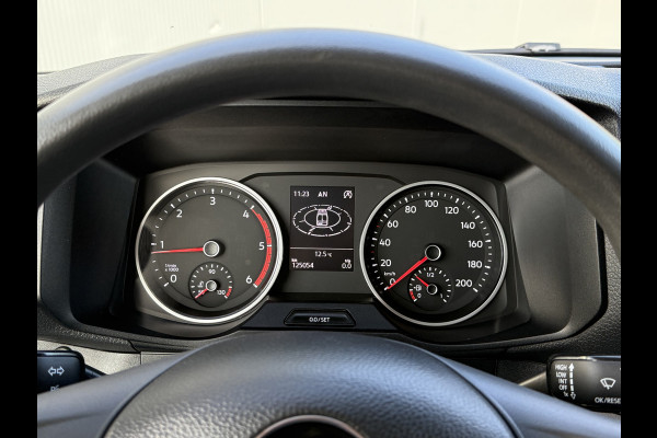 Volkswagen Crafter 2.0 TDI 140 PK / L3H3 / 1e EIG. / 3 TONS TREKHAAK / 3-ZITS / AIRCO / CRUISE / NAVI / 3000 KG AHG