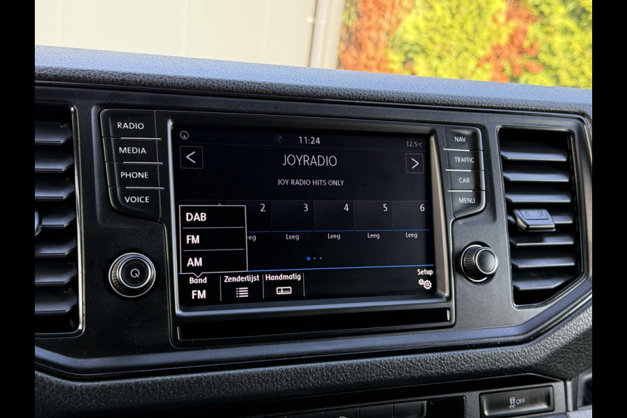 Volkswagen Crafter 2.0 TDI 140 PK / L3H3 / 1e EIG. / 3 TONS TREKHAAK / 3-ZITS / AIRCO / CRUISE / NAVI / 3000 KG AHG