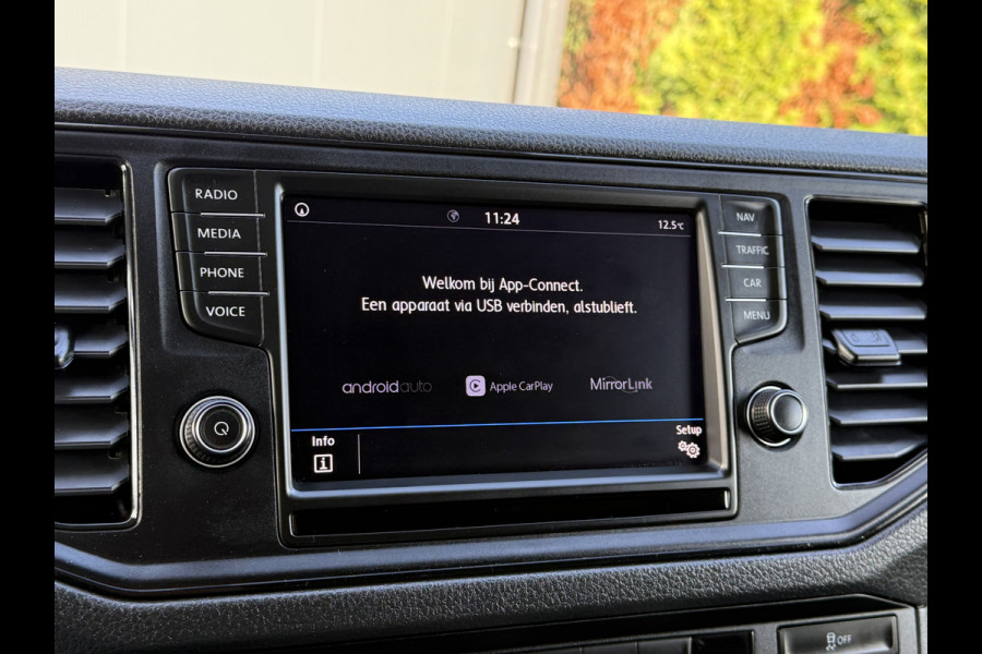 Volkswagen Crafter 2.0 TDI 140 PK / L3H3 / 1e EIG. / 3 TONS TREKHAAK / 3-ZITS / AIRCO / CRUISE / NAVI / 3000 KG AHG