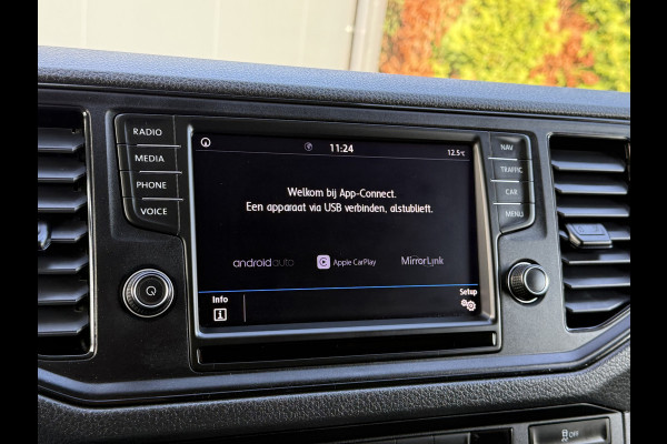 Volkswagen Crafter 2.0 TDI 140 PK / L3H3 / 1e EIG. / 3 TONS TREKHAAK / 3-ZITS / AIRCO / CRUISE / NAVI / 3000 KG AHG