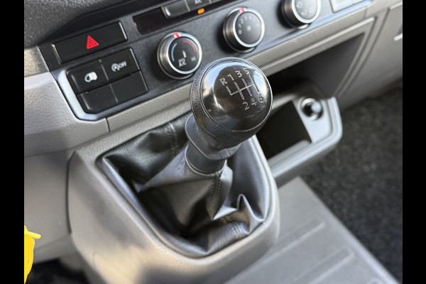Volkswagen Crafter 2.0 TDI 140 PK / L3H3 / 1e EIG. / 3 TONS TREKHAAK / 3-ZITS / AIRCO / CRUISE / NAVI / 3000 KG AHG