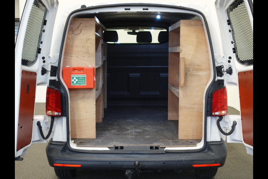 Volkswagen Transporter 2.0 TDI 110pk L2H1 Navigatie Apple Carplay/Android Auto Trekhaak Camera Parkeersensoren achter Cruise Control Airco