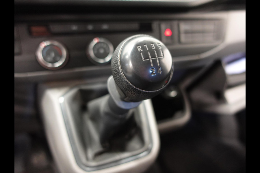 Volkswagen Transporter 2.0 TDI 110pk L2H1 Navigatie Apple Carplay/Android Auto Trekhaak Camera Parkeersensoren achter Cruise Control Airco