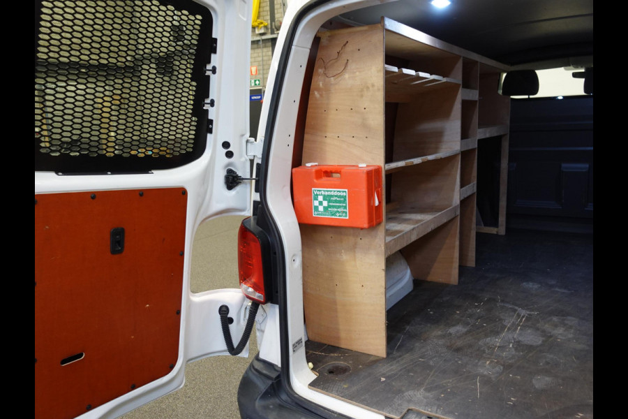 Volkswagen Transporter 2.0 TDI 110pk L2H1 Navigatie Apple Carplay/Android Auto Trekhaak Camera Parkeersensoren achter Cruise Control Airco