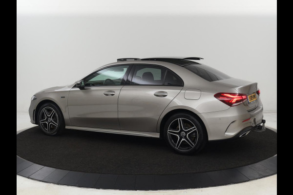 Mercedes-Benz A-Klasse 250e AMG | Panoramadak | Trekhaak | Memory | Matrix LED | Sfeerverlichting | Leder/Alcantara | Stoelverwarming | Keyless | Camera | Navigatie | Widescreen | PHEV | Plug In