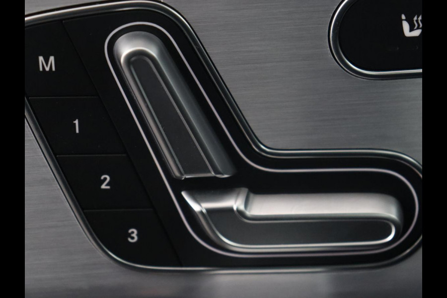 Mercedes-Benz A-Klasse 250e AMG | Panoramadak | Trekhaak | Memory | Matrix LED | Sfeerverlichting | Leder/Alcantara | Stoelverwarming | Keyless | Camera | Navigatie | Widescreen | PHEV | Plug In
