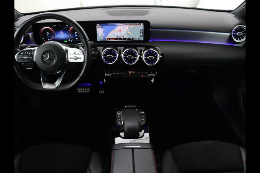 Mercedes-Benz A-Klasse 250e AMG | Panoramadak | Trekhaak | Memory | Matrix LED | Sfeerverlichting | Leder/Alcantara | Stoelverwarming | Keyless | Camera | Navigatie | Widescreen | PHEV | Plug In