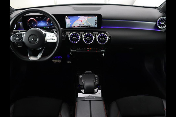 Mercedes-Benz A-Klasse 250e AMG | Panoramadak | Trekhaak | Memory | Matrix LED | Sfeerverlichting | Leder/Alcantara | Stoelverwarming | Keyless | Camera | Navigatie | Widescreen | PHEV | Plug In