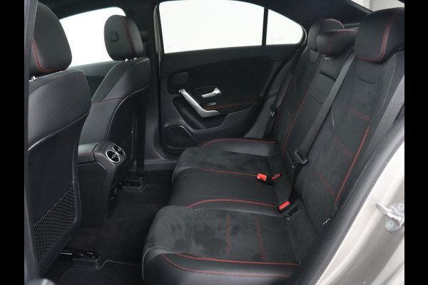 Mercedes-Benz A-Klasse 250e AMG | Panoramadak | Trekhaak | Memory | Matrix LED | Sfeerverlichting | Leder/Alcantara | Stoelverwarming | Keyless | Camera | Navigatie | Widescreen | PHEV | Plug In