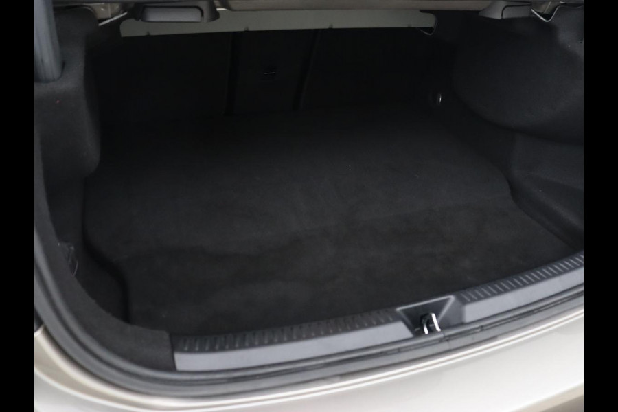 Mercedes-Benz A-Klasse 250e AMG | Panoramadak | Trekhaak | Memory | Matrix LED | Sfeerverlichting | Leder/Alcantara | Stoelverwarming | Keyless | Camera | Navigatie | Widescreen | PHEV | Plug In