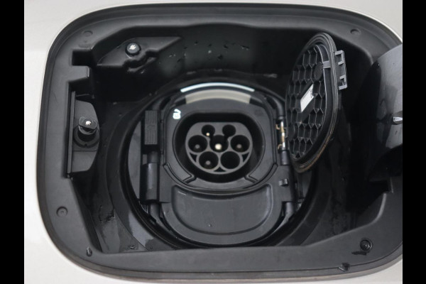 Mercedes-Benz A-Klasse 250e AMG | Panoramadak | Trekhaak | Memory | Matrix LED | Sfeerverlichting | Leder/Alcantara | Stoelverwarming | Keyless | Camera | Navigatie | Widescreen | PHEV | Plug In