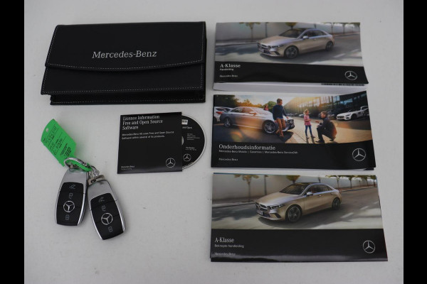 Mercedes-Benz A-Klasse 250e AMG | Panoramadak | Trekhaak | Memory | Matrix LED | Sfeerverlichting | Leder/Alcantara | Stoelverwarming | Keyless | Camera | Navigatie | Widescreen | PHEV | Plug In