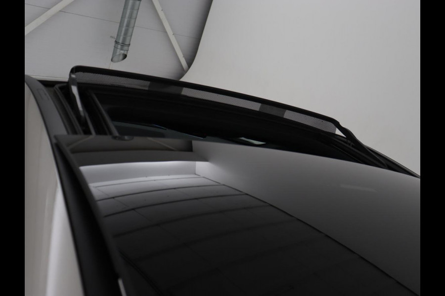 Mercedes-Benz A-Klasse 250e AMG | Panoramadak | Trekhaak | Memory | Matrix LED | Sfeerverlichting | Leder/Alcantara | Stoelverwarming | Keyless | Camera | Navigatie | Widescreen | PHEV | Plug In