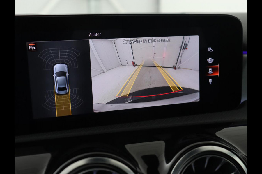 Mercedes-Benz A-Klasse 250e AMG | Panoramadak | Trekhaak | Memory | Matrix LED | Sfeerverlichting | Leder/Alcantara | Stoelverwarming | Keyless | Camera | Navigatie | Widescreen | PHEV | Plug In