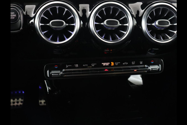 Mercedes-Benz A-Klasse 250e AMG | Panoramadak | Trekhaak | Memory | Matrix LED | Sfeerverlichting | Leder/Alcantara | Stoelverwarming | Keyless | Camera | Navigatie | Widescreen | PHEV | Plug In