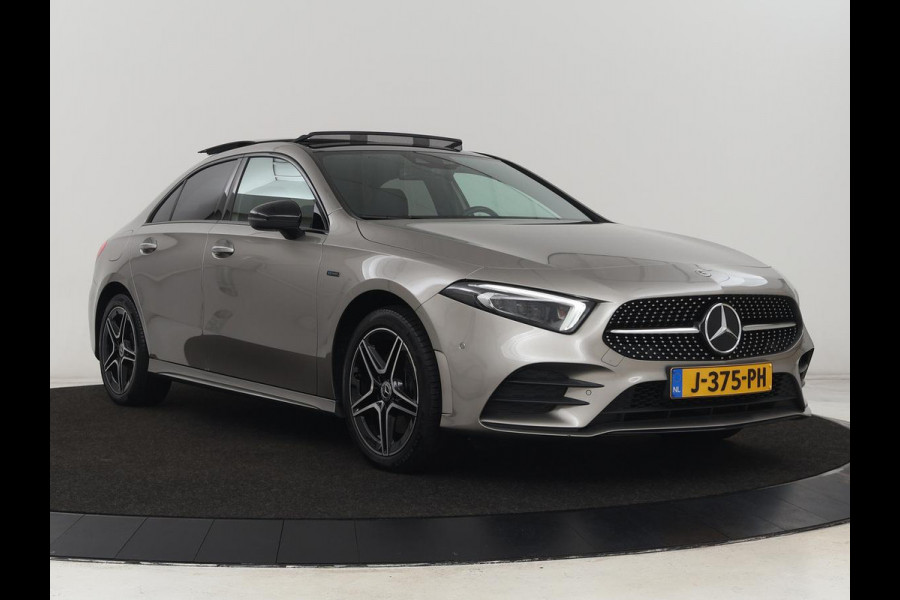 Mercedes-Benz A-Klasse 250e AMG | Panoramadak | Trekhaak | Memory | Matrix LED | Sfeerverlichting | Leder/Alcantara | Stoelverwarming | Keyless | Camera | Navigatie | Widescreen | PHEV | Plug In