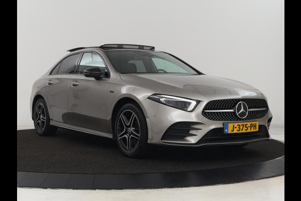 Mercedes-Benz A-Klasse 250e AMG | Panoramadak | Trekhaak | Memory | Matrix LED | Sfeerverlichting | Leder/Alcantara | Stoelverwarming | Keyless | Camera | Navigatie | Widescreen | PHEV | Plug In