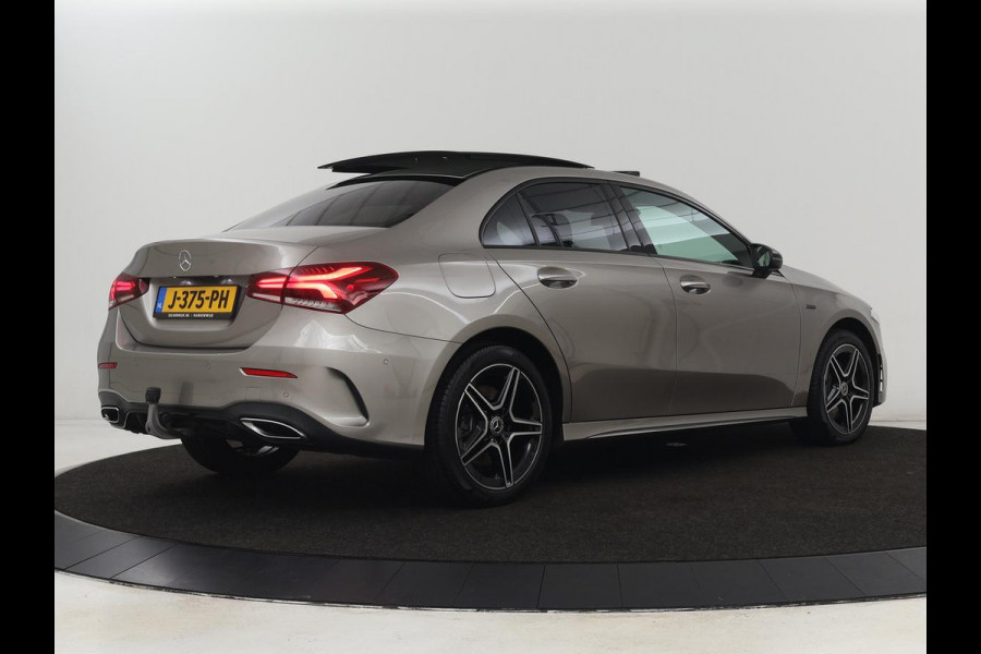 Mercedes-Benz A-Klasse 250e AMG | Panoramadak | Trekhaak | Memory | Matrix LED | Sfeerverlichting | Leder/Alcantara | Stoelverwarming | Keyless | Camera | Navigatie | Widescreen | PHEV | Plug In